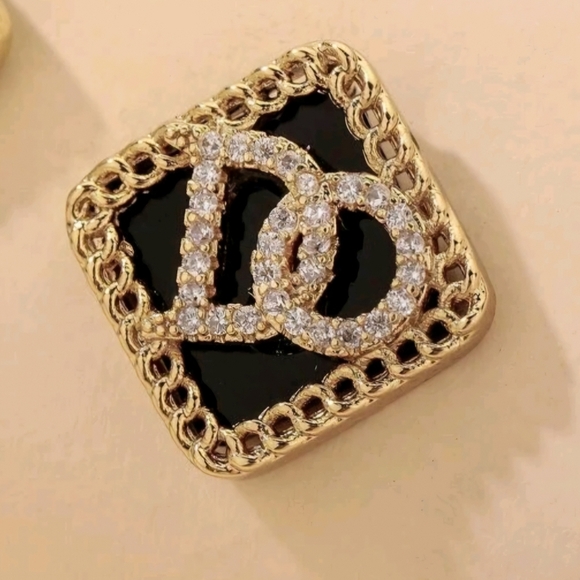 Fashionable Diamond Shaped Letter Earrings - Picture 2 of 3